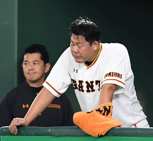 巨人対楽天　８回表途中でマウンドを降りベンチで肩を落とす巨人山口俊（撮影・横山健太）