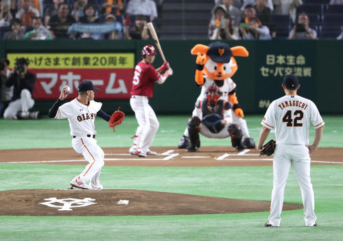 巨人対楽天　始球式で投球する関口メンディー（撮影・林敏行）
