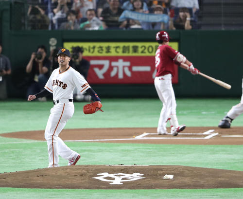 巨人対楽天　始球式で投球する関口メンディー（撮影・林敏行）
