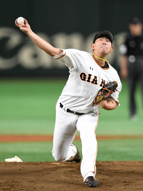 巨人対楽天　力投する巨人先発の山口俊（撮影・横山健太）