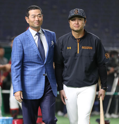 巨人対楽天　試合前に桑田真澄氏（左）と話す巨人高橋監督（撮影・林敏行）