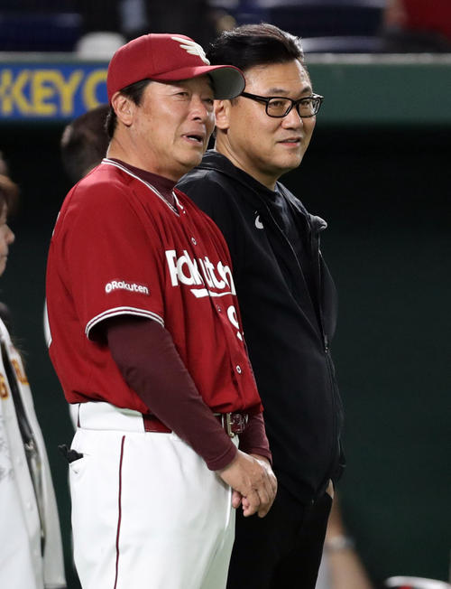 巨人対楽天　試合前に談笑する梨田監督（左）と三木谷オーナー（撮影・狩俣裕三）