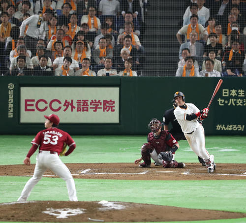 巨人対楽天　８回裏巨人無死一塁、陽は右越え適時二塁打を放つ（撮影・林敏行）