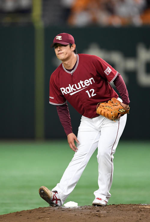 巨人対楽天　５回裏途中、足がつってしまいストレッチをする楽天近藤（撮影・横山健太）