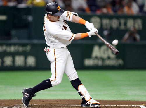 巨人対楽天　１回裏巨人１死二塁、２点本塁打を放つゲレーロ（撮影・狩俣裕三）
