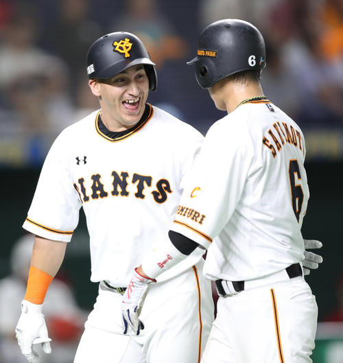 巨人対楽天　１回裏巨人１死二塁、２点本塁打を放ち、坂本勇（右）に無邪気な笑顔を見せるゲレーロ（撮影・狩俣裕三）