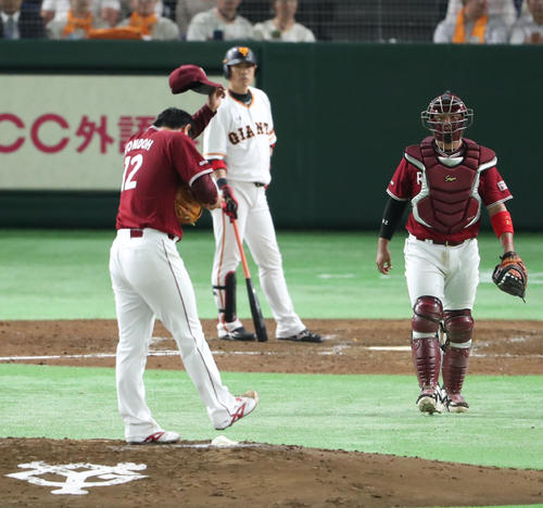巨人対楽天　５回裏巨人１死二塁、打者亀井のとき、右足を故障した近藤（撮影・林敏行）