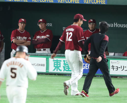 巨人対楽天　５回裏巨人１死二塁、打者亀井のとき、近藤がベンチへ下がり、腕を組む梨田監督（撮影・林敏行）