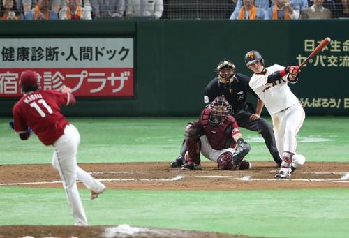 巨人対楽天　７回裏巨人１死、陽は左越え本塁打を放つ（撮影・林敏行）