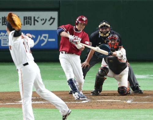 巨人対楽天　８回表楽天１死、藤田は勝ち越しの右越え本塁打を放つ（撮影・林敏行）