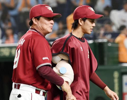 巨人対楽天　勝利投手となった楽天岸（右）をたたえる梨田監督（撮影・横山健太）