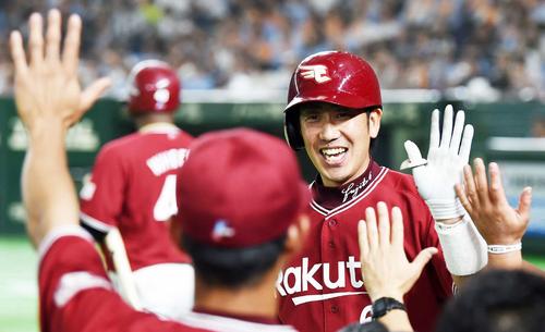 巨人対楽天　８回表楽天１死、右越え本塁打を放ちタッチを交わす藤田（撮影・横山健太）