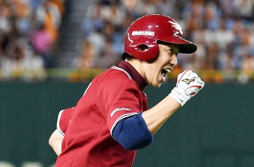 巨人対楽天　８回表楽天１死、右越え本塁打を放ちガッツポーズをする藤田（撮影・横山健太）