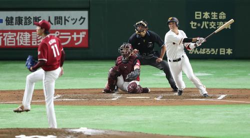巨人対楽天　２回裏巨人２死一、二塁、坂本勇人は先制の右越え二塁打を放つ（撮影・林敏行）