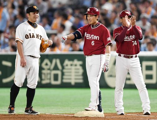 巨人対楽天　８回表楽天１死、藤田（中央）はリプレー検証の映像を見て本塁打と確信しガッツポーズをする（撮影・横山健太）
