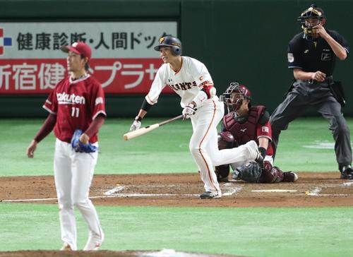 巨人対楽天　２回裏巨人２死一、二塁、坂本勇人は先制の右越え二塁打を放つ（撮影・林敏行）