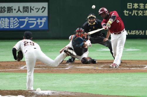 巨人対楽天　３回表楽天１死満塁、ウィーラーは逆転の左越え満塁本塁打を放つ（撮影・林敏行）
