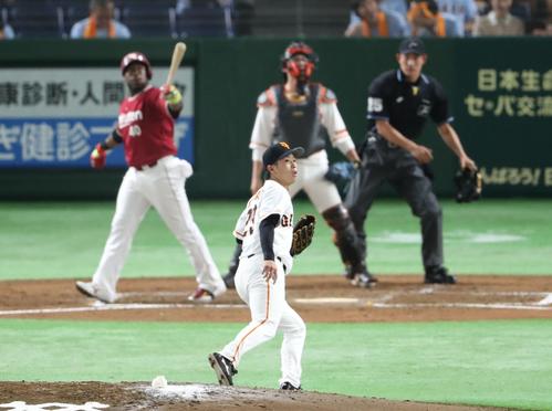 巨人対楽天　３回表楽天１死満塁、ウィーラーに逆転の左越え満塁本塁打を許す鍬原（撮影・林敏行）