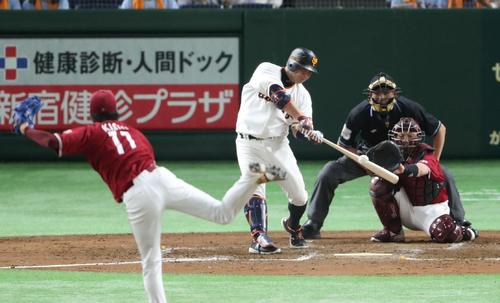巨人対楽天　４回裏巨人無死、阿部は右越え本塁打を放つ（撮影・林敏行）