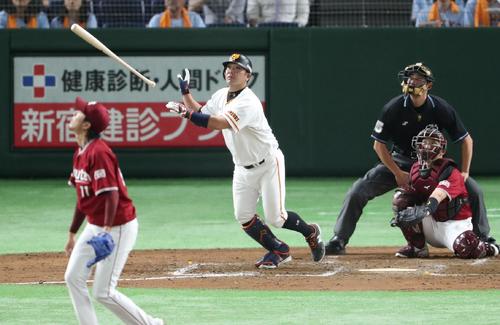 巨人対楽天　４回裏巨人無死、阿部は右越え本塁打を放つ（撮影・林敏行）