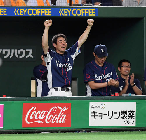 巨人対西武　３回表西武２死一、二塁、山川穂高の適時打にガッツポーズを決める秋山（撮影・ たえ 見朱実）