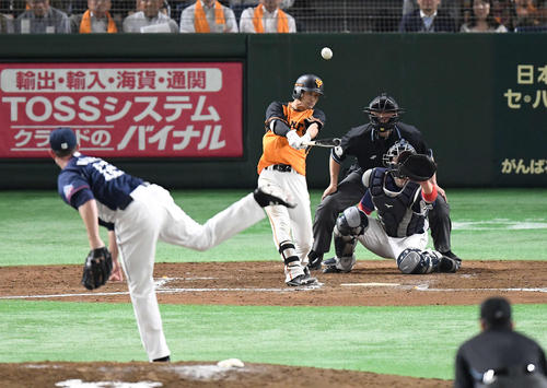 巨人対西武　８回裏巨人１死一塁、右越え２点本塁打を放つ吉川尚。投手ワグナー（撮影・鈴木みどり）