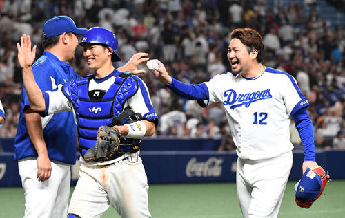 中日対ソフトバンク　田島（右）からウイニングボールを受け取る松坂（撮影・前岡正明）