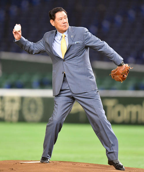 立命大対奈良学園大　始球式で投球する田淵氏（撮影・滝沢徹郎）