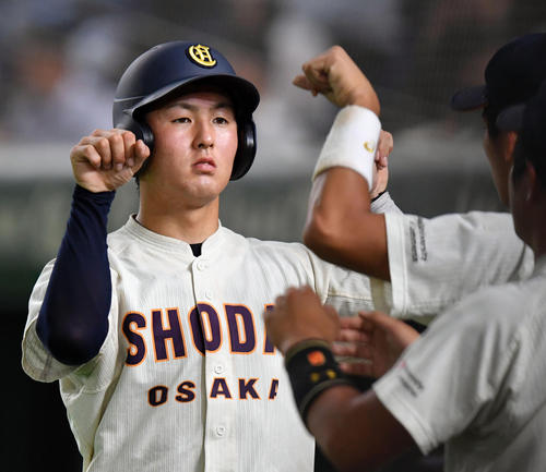 大商大対天理大　４回表大商大１死一、三塁、福元の適時打で生還した太田はナインとグータッチする（撮影・滝沢徹郎）