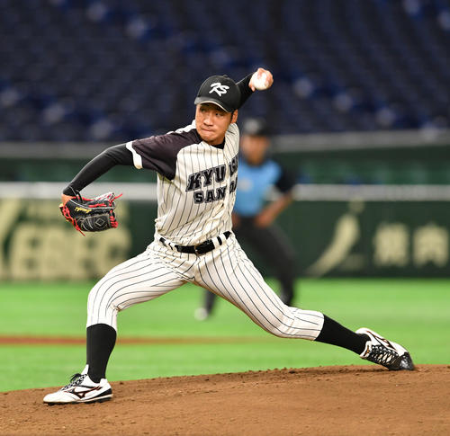 東海大対九産大　先発で力投する九産大・岩田（撮影・柴田隆二）