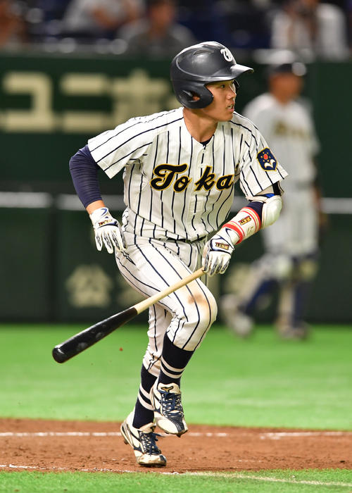 東海大対九産大　６回表東海大１死二、三塁、海野は中前に適時打を放つ（撮影・柴田隆二）
