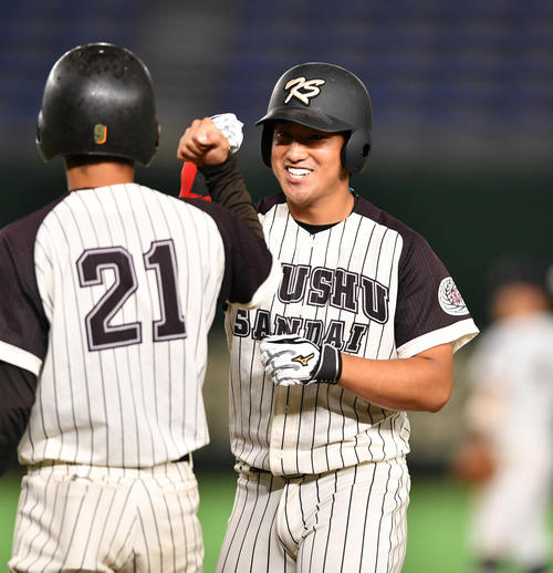 東海大対九産大　６回裏九産大２死三塁、岩城は左前に適時打を放ち笑顔を見せる（撮影・柴田隆二）