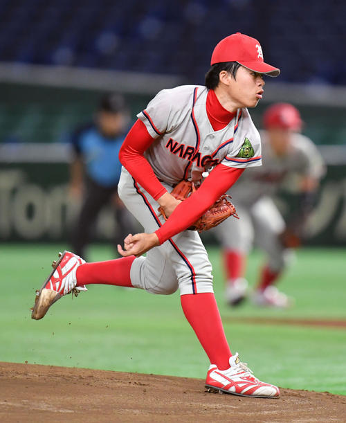 立命大対奈良学園大　先発で力投する奈良学園大・摺石（撮影・滝沢徹郎）