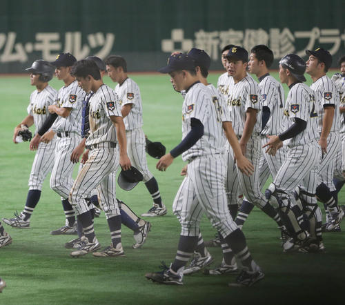 東海大対九産大　九産大に敗れ、うつむきながら引き揚げる東海大ナイン（撮影・垰建太）
