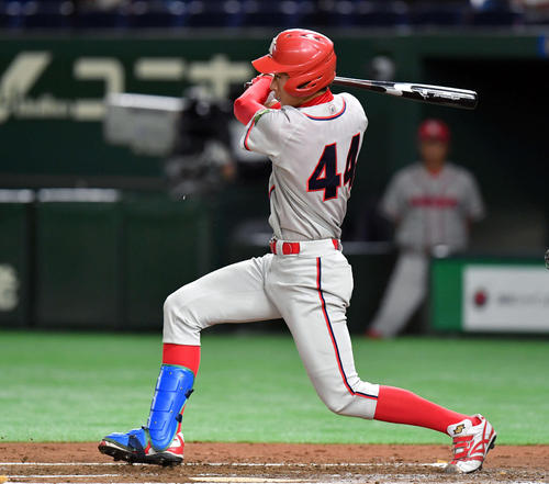 立命大対奈良学園大　１回裏奈良学園大１死三塁、菅田は適時打を放つ（撮影・滝沢徹郎）
