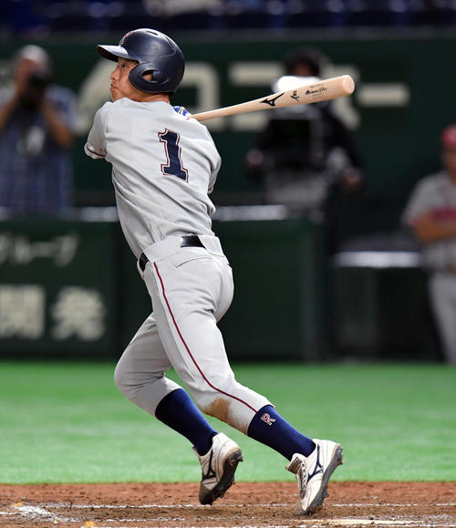 立命大対奈良学園大　５回表立命大２死二、三塁、辰己は左越え２点適時打を放つ（撮影・滝沢徹郎）