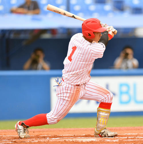中京大対富士大　６回裏富士大１死三塁、佐藤は適時二塁打を放つ（撮影・滝沢徹郎）