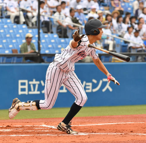 東日本国際大対神奈川大　１回裏東日本国際大無死一、三塁、片岡は中前に適時打を放つ（撮影・柴田隆二）
