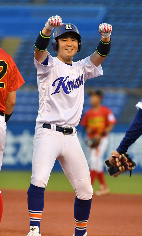 日本文理大対苫小牧駒大、６回裏苫小牧駒大無死一、三塁、二口は中前に適時打を放ちガッツポーズする（撮影・柴田隆二）