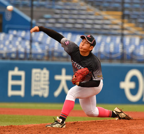 京都学園大対日大国際関係学部　５回途中から登板した日大国際関係学部の小沢（撮影・柴田隆二）