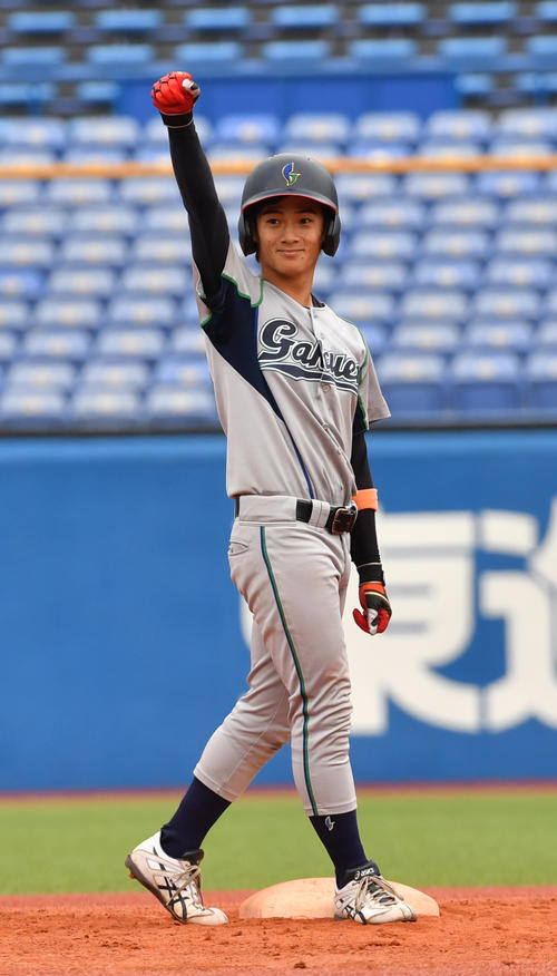 京都学園大対日大国際関係学部　５回表京都学園大２死一塁、安達は右翼線に適時二塁打を放ちガッツポーズする（撮影・柴田隆二）