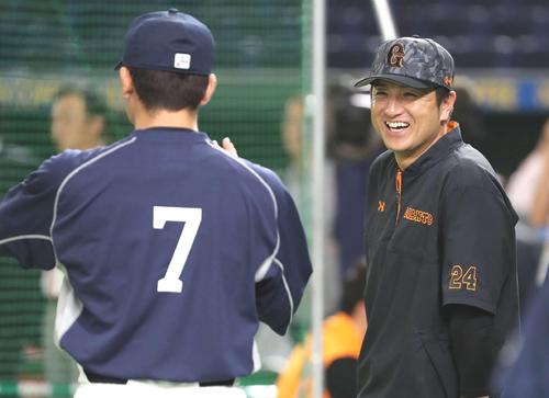 巨人対西武　試合前、西武松井（左）と笑顔で話す巨人高橋監督（撮影・鈴木正人）