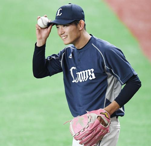 巨人対西武　１軍に合流し、練習の合間に笑顔を見せる西武今井（撮影・鈴木みどり）