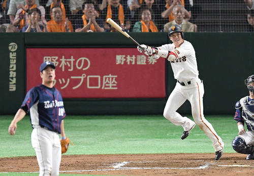 巨人対西武　７回裏巨人２死一、二塁、左越え３点本塁打を放つ坂本勇。投手多和田（撮影・鈴木みどり）
