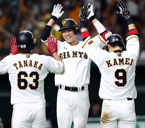 巨人対西武　７回裏巨人２死一、二塁、坂本勇（中央）は逆転３点本塁打を放ち、ジャンプし笑顔でハイタッチ（撮影・浅見桂子）