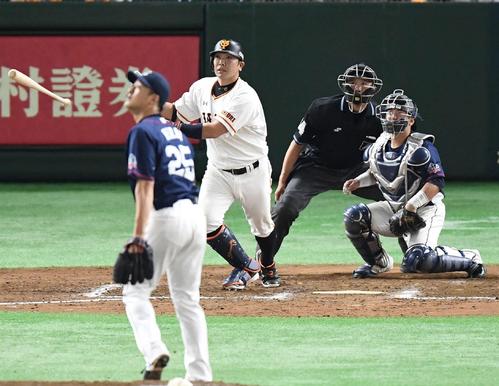 巨人対西武　８回裏巨人無死一、二塁、右越え３点本塁打を放つ阿部。投手平井（撮影・鈴木みどり）