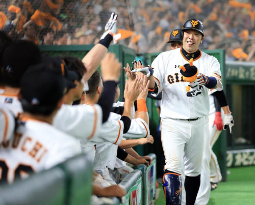 巨人対西武　８回裏巨人無死一、三塁、阿部は右越え３点本塁打を放ち、舌を出すお茶目な表情で選手とハイタッチ（撮影・浅見桂子）