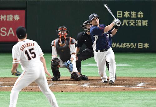 巨人対西武　８回表西武１死、左越えソロ本塁打を放つ中村。投手沢村（撮影・鈴木みどり）