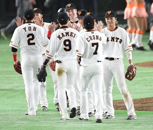巨人対西武　西武に勝利しハイタッチする坂本勇（右）ら巨人ナイン（撮影・鈴木みどり）