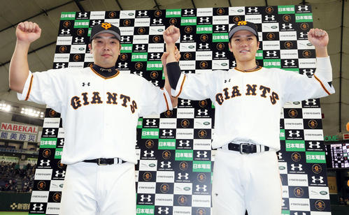 巨人対西武　ヒーローインタビュー後、笑顔でガッツポーズする阿部（左）と坂本（撮影・浅見桂子）